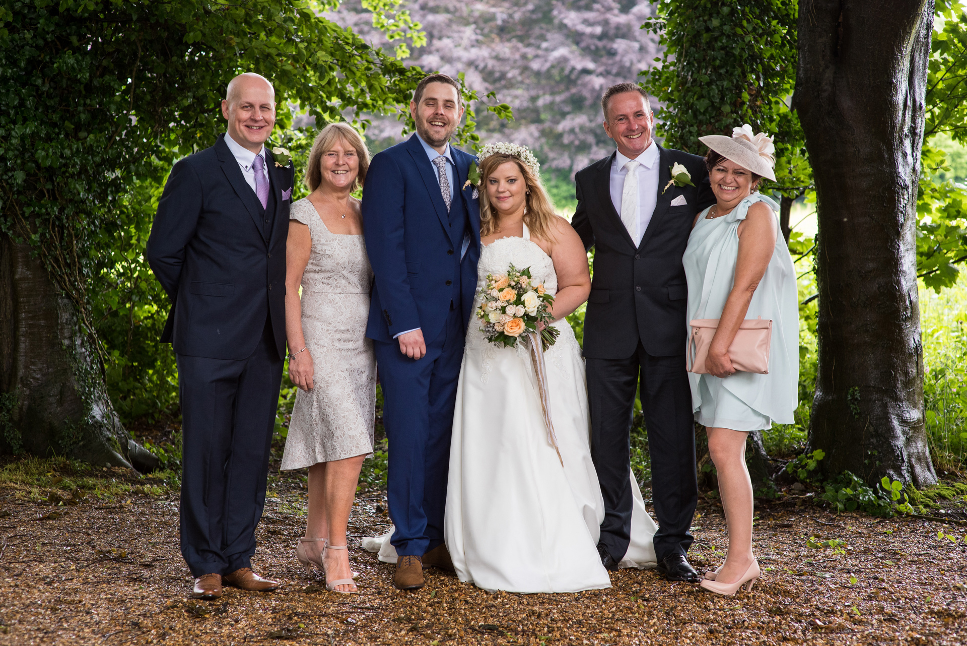 Family wedding. Свадьба и семья. Свадебная фотосессия с семьей. Свадебные фотографии семьи. Небольшая свадьба с семьей.